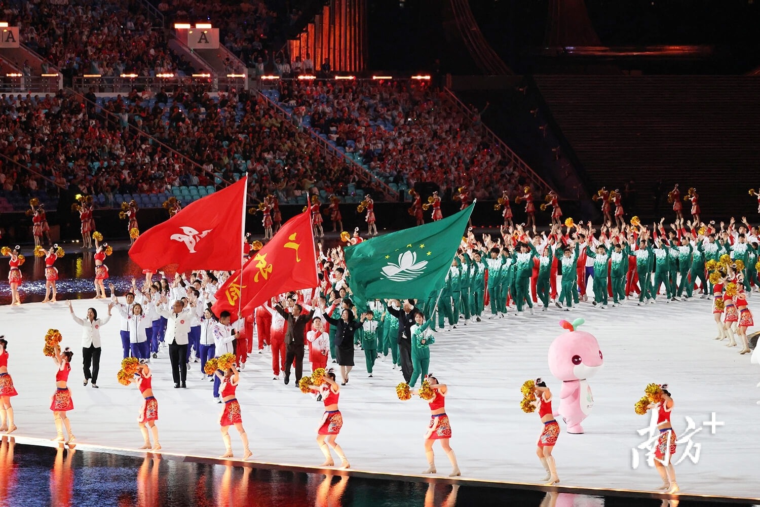 东契奇助攻詹姆斯复刻詹韦世界名画